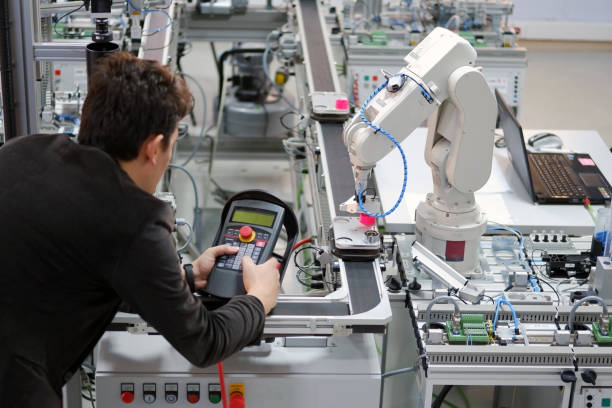 Ingenieur bei SPS-Inbetriebnahme